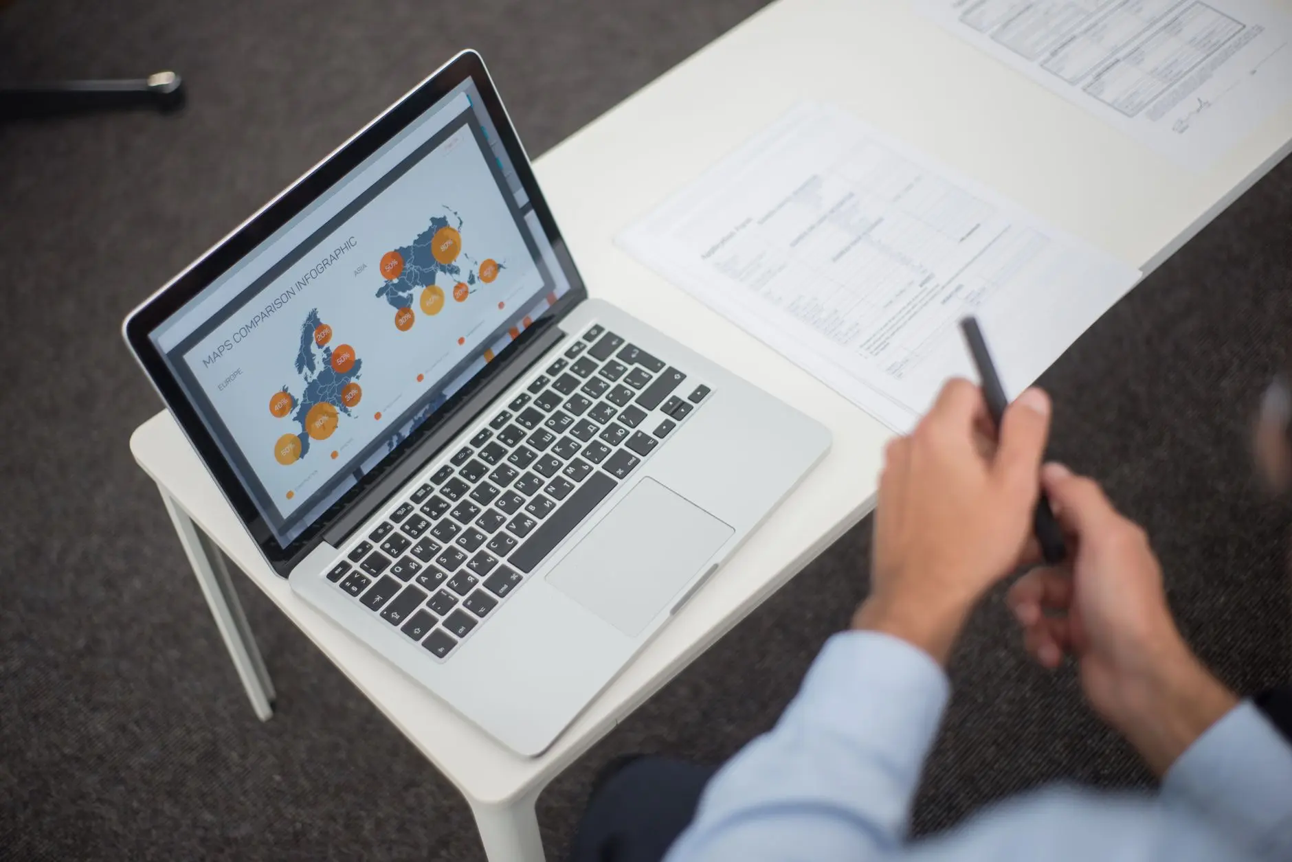 SEO tools for e-commerce prikazani na ekranu laptopa sa analitičkim grafikonima