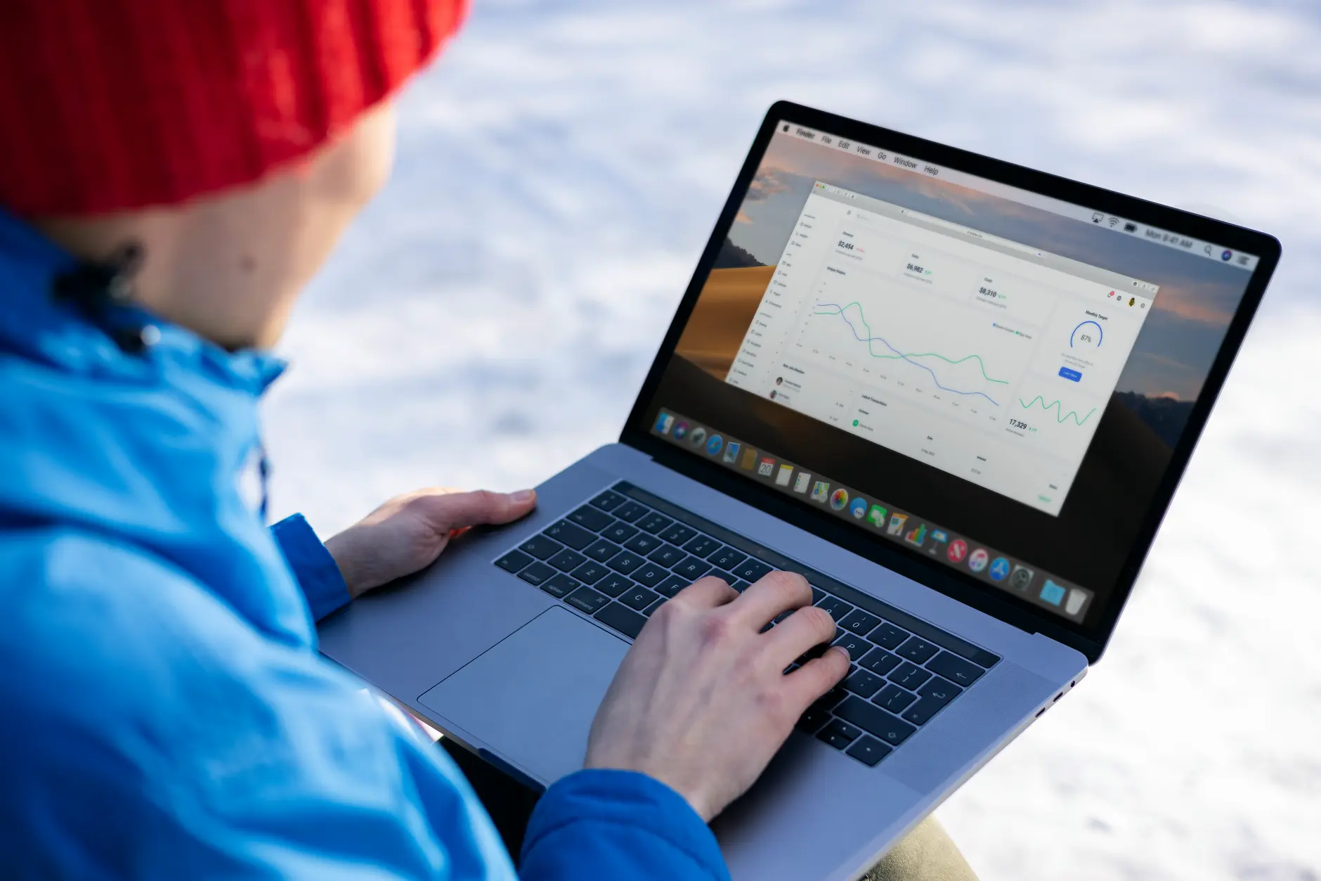 SEO dashboard sa grafikonima i metrikama za monitor SEO progress