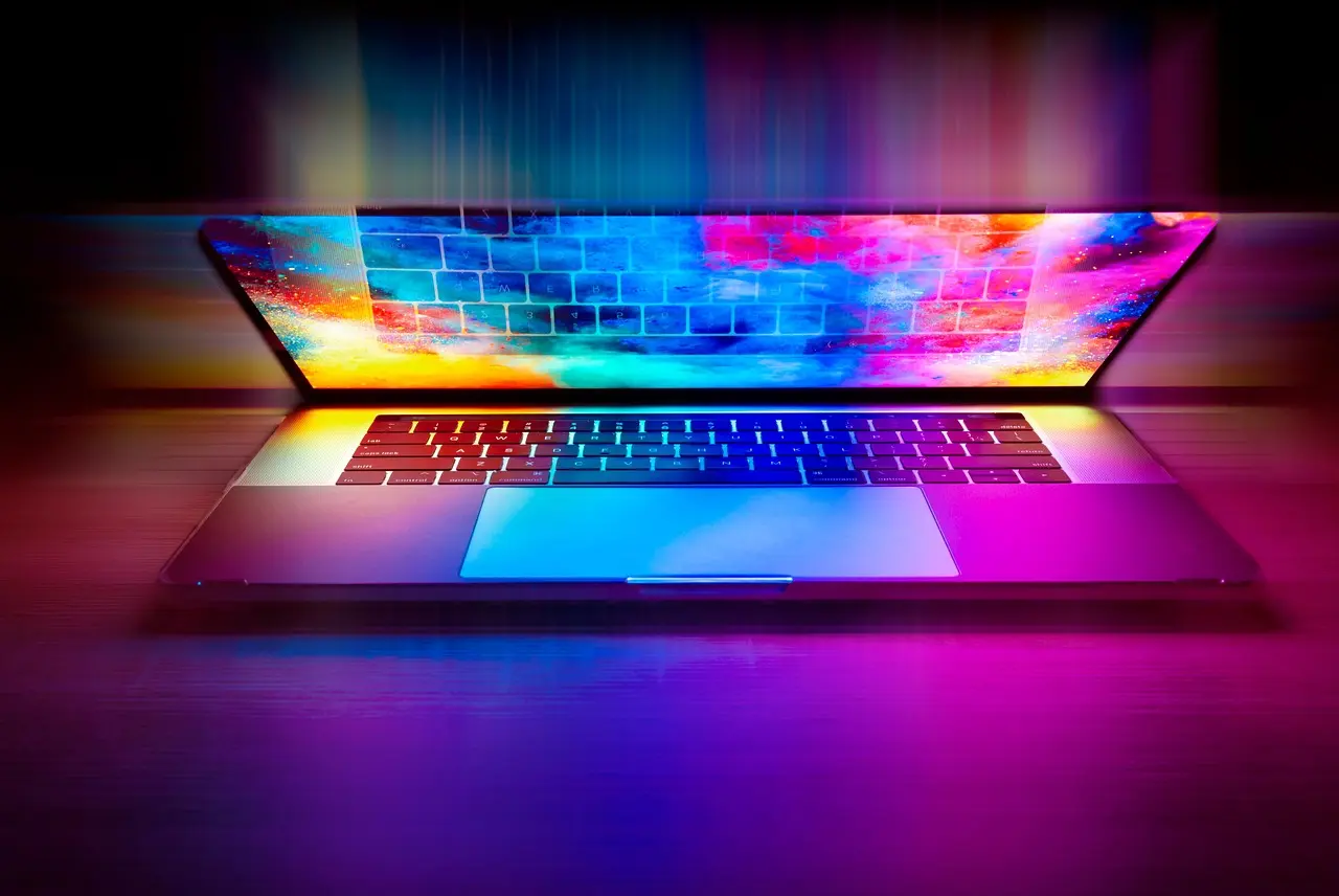 SEO tools for e-commerce prikazani na ekranu laptopa sa analitikom i kutijama