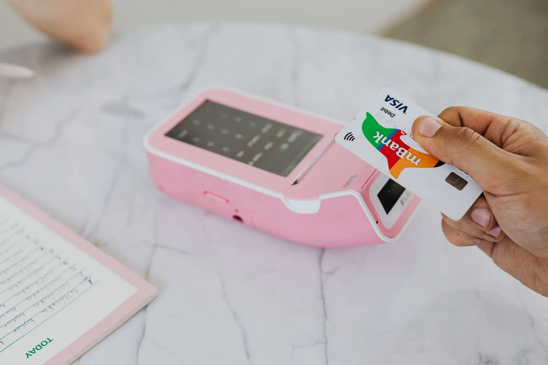 Terminal za kartice i laptop za accept card payments on webshop na radnom stolu