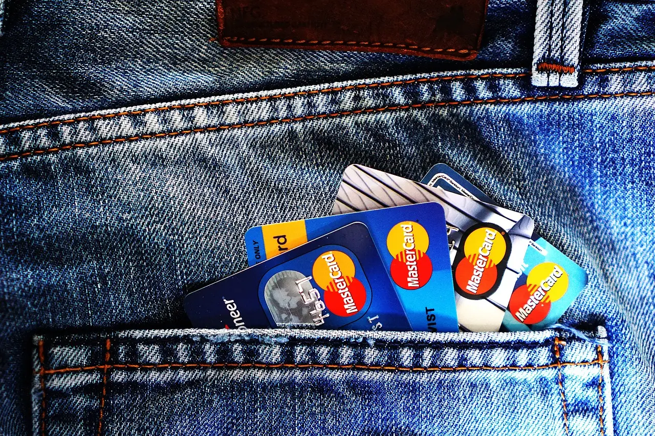 Terminal za plaćanje karticama i laptop kao prikaz accept card payments on webshop