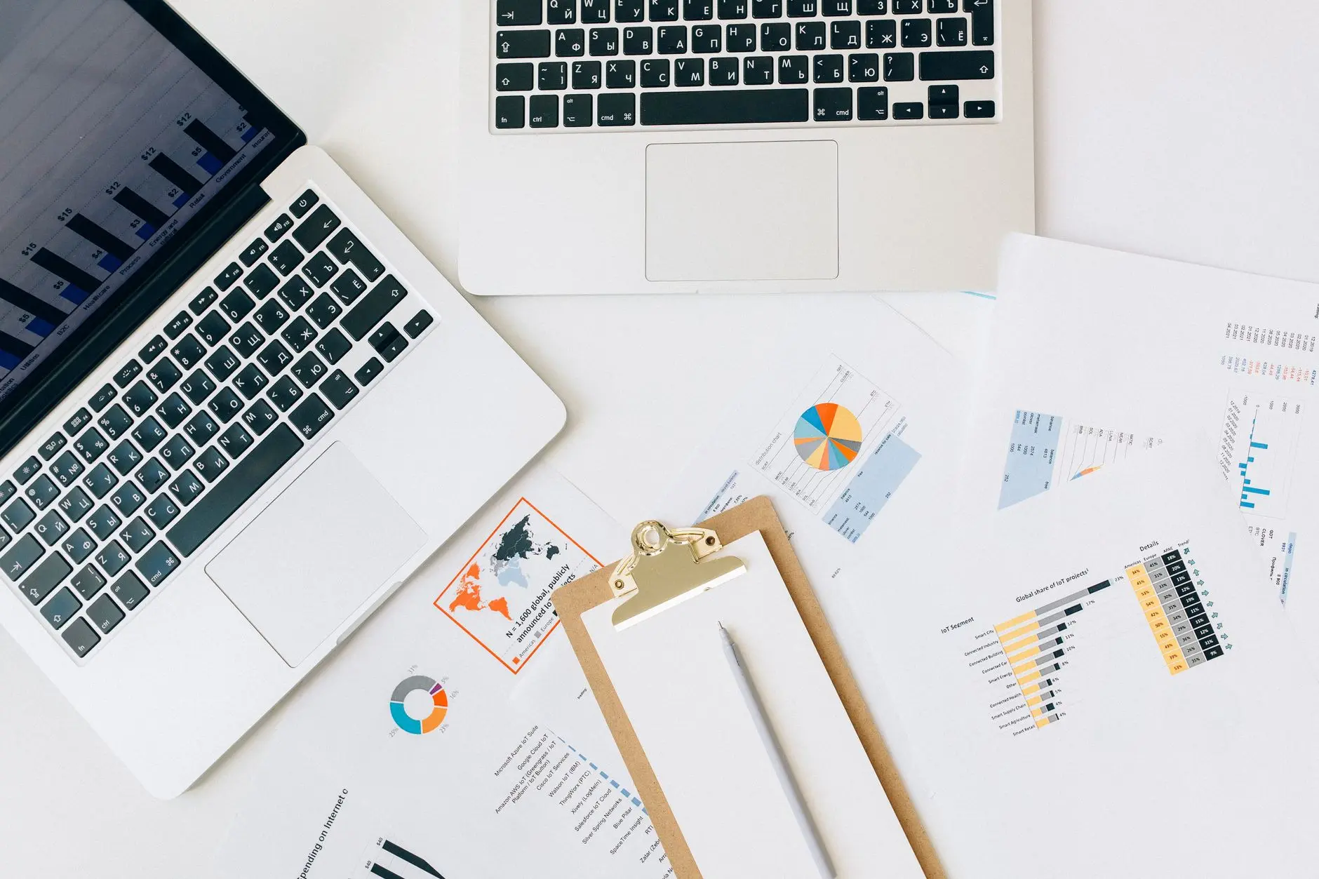 SEO consultant tool prikazan na laptop ekranu sa analitičkim grafikonima