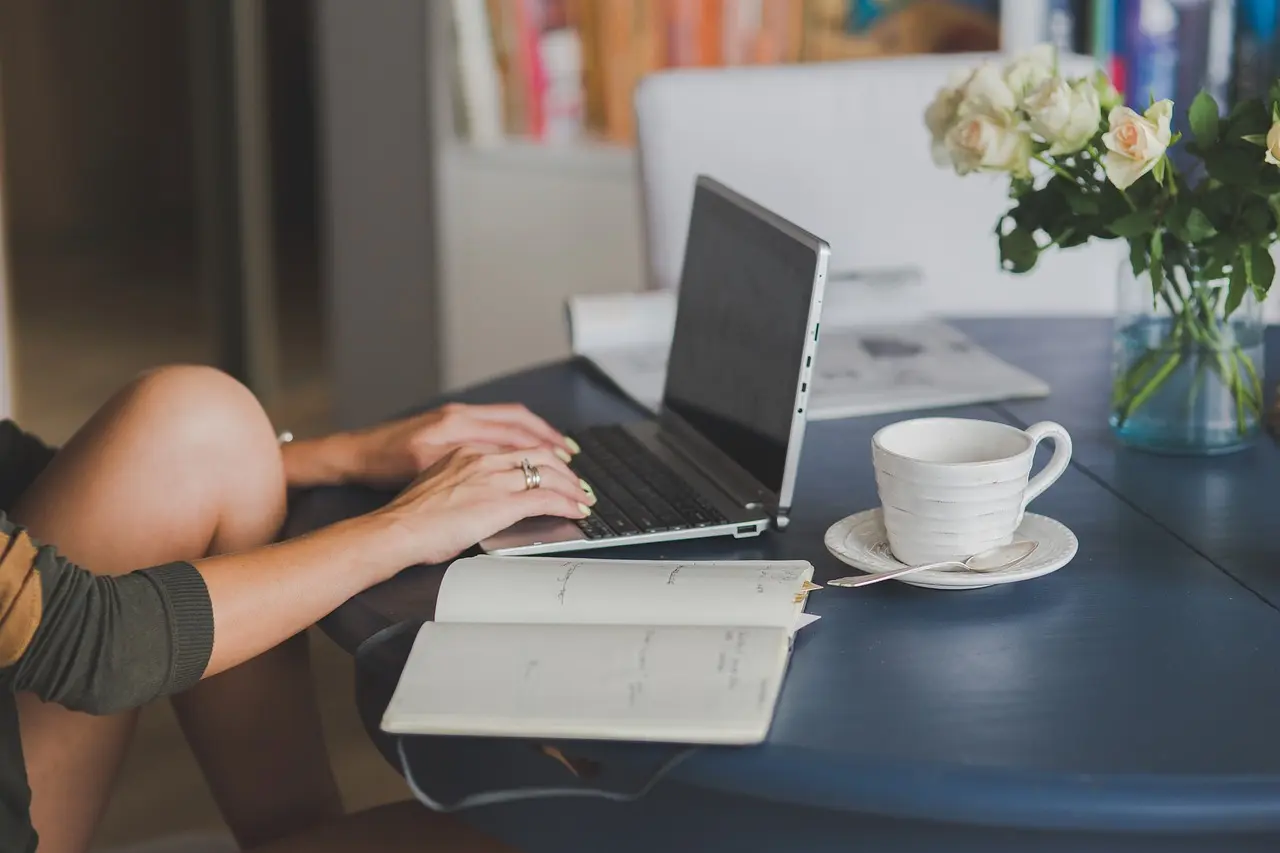 Laptop sa analitičkim panelom prikazuje SEO consultant tool na radnom stolu