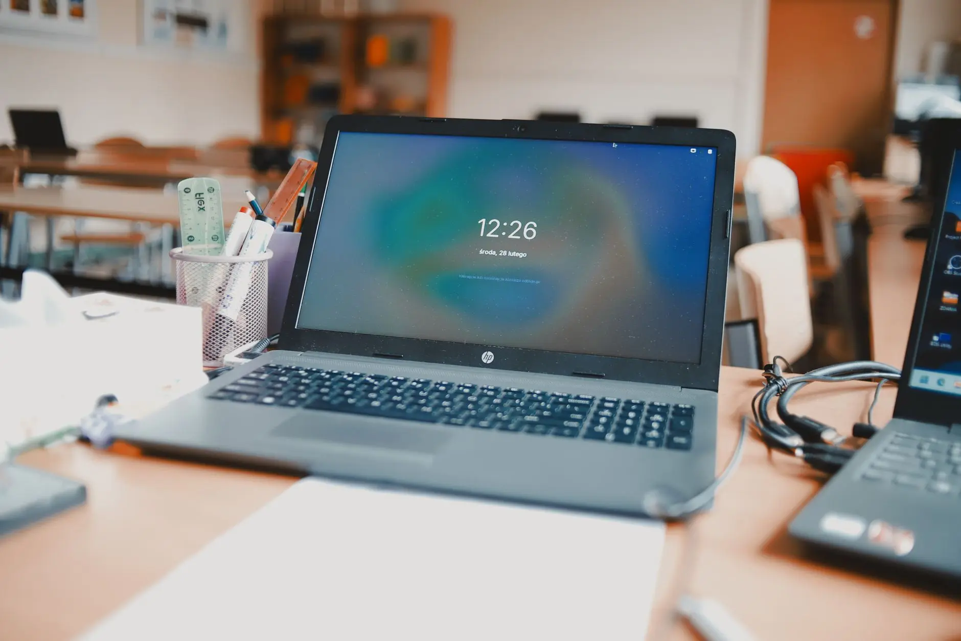 Laptop sa prikazom SEO analitike i automated SEO content generator alatom na ekranu