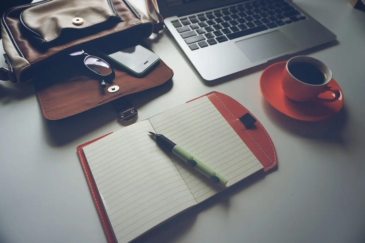 Laptop sa SEO automation tools prikazom na ekranu na modernom stolu