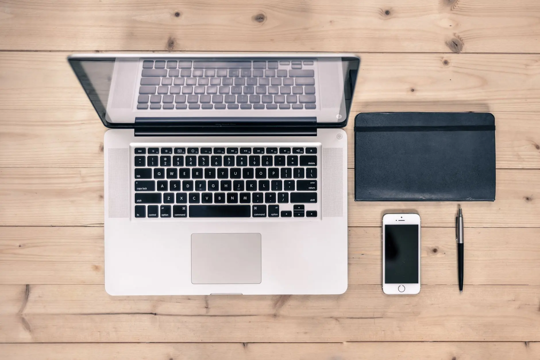 Laptop sa prikazom website audit for SEO izveštaja na ekranu