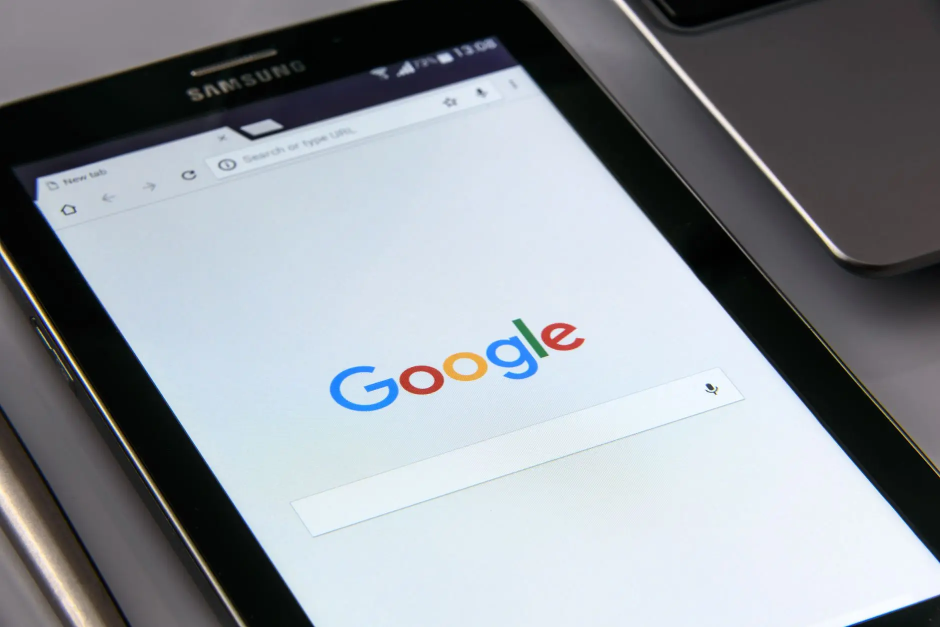 SEO dashboard na računaru prikazuje Semrush alternatives 2026 uporedni pregled