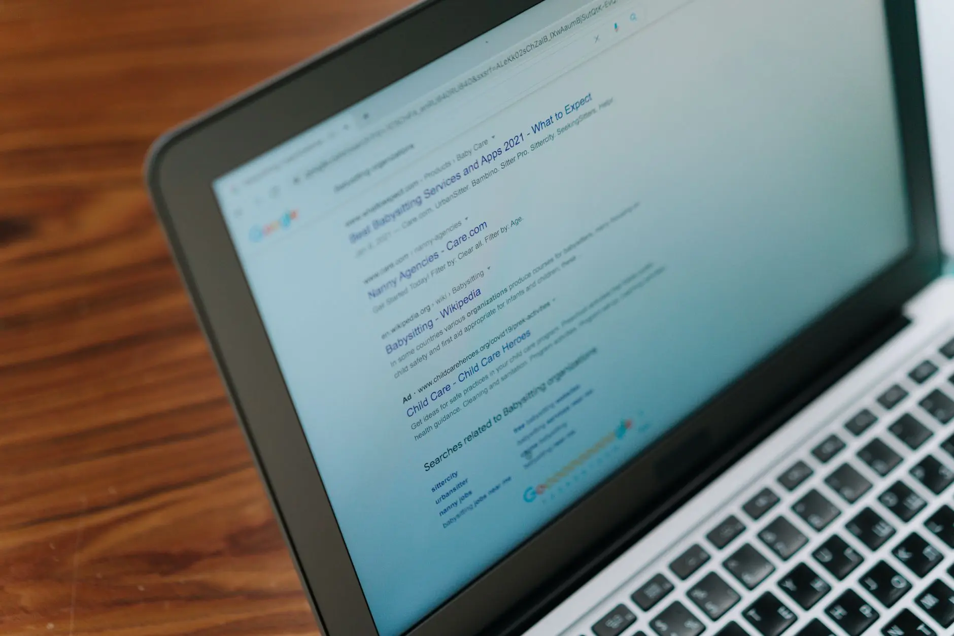 Laptop sa SEO dashboardom i grafikonima za white label SEO report