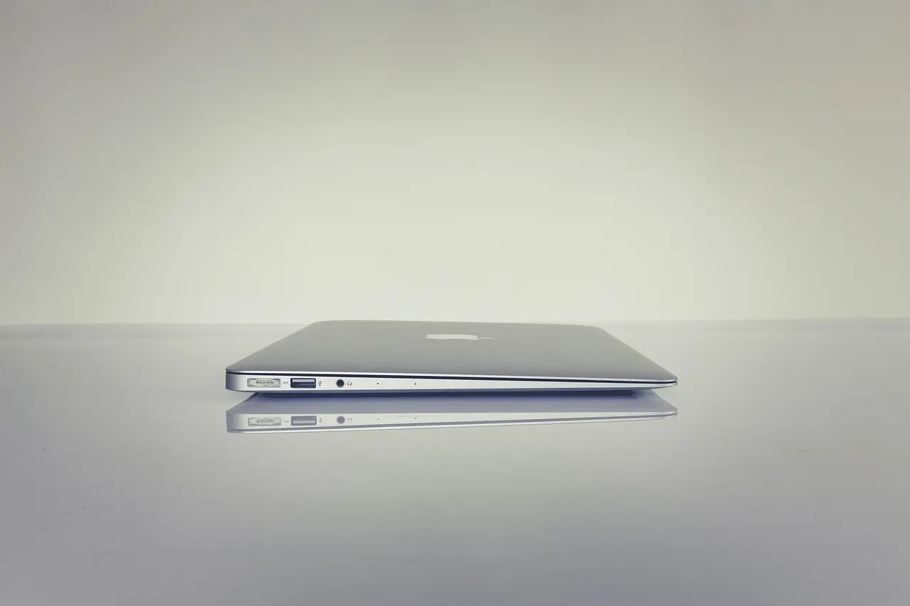 Laptop prikazuje white label SEO report sa analitičkim grafikonima