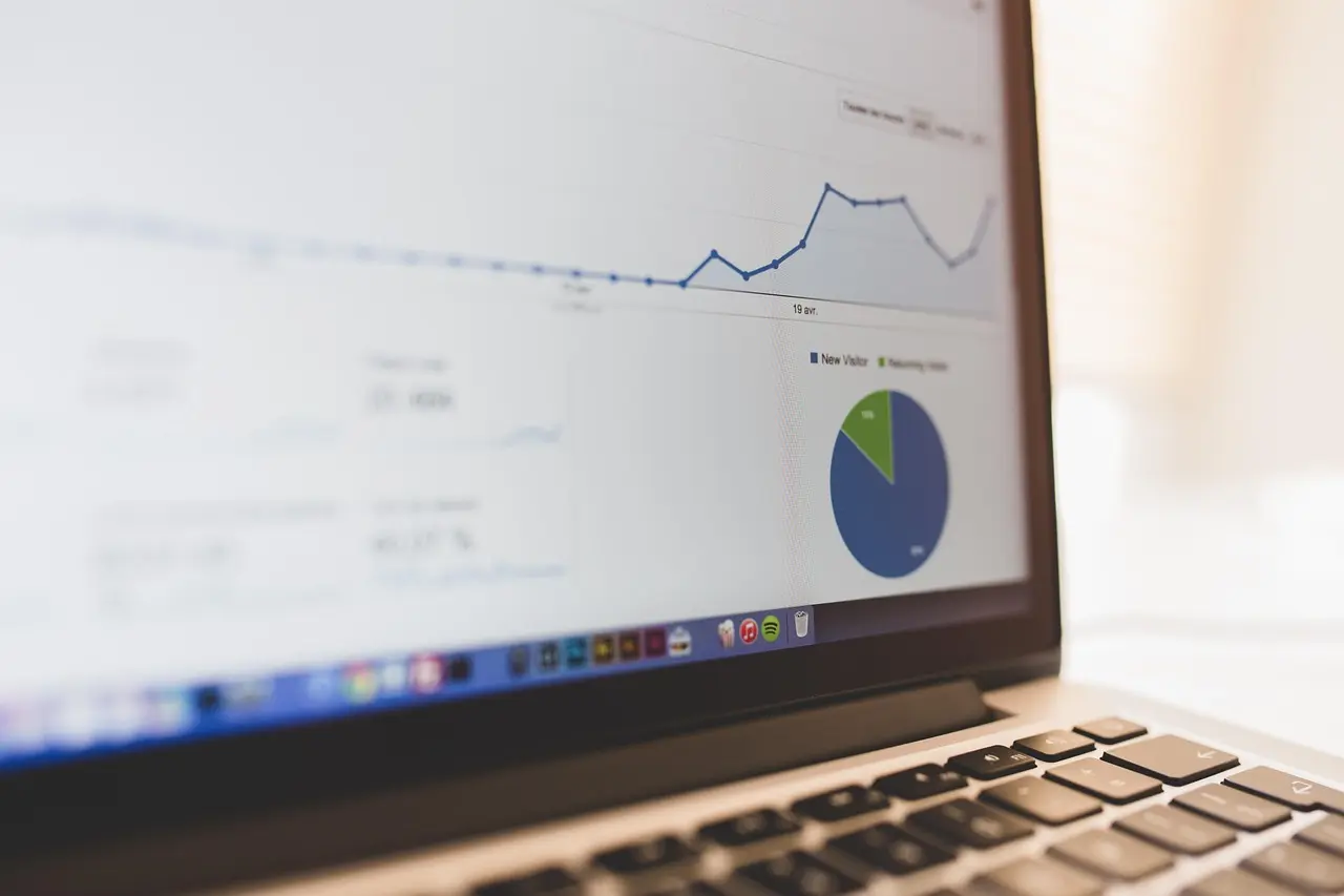 Dva laptopa sa analitikom sajta — on-page SEO vs technical SEO poređenje