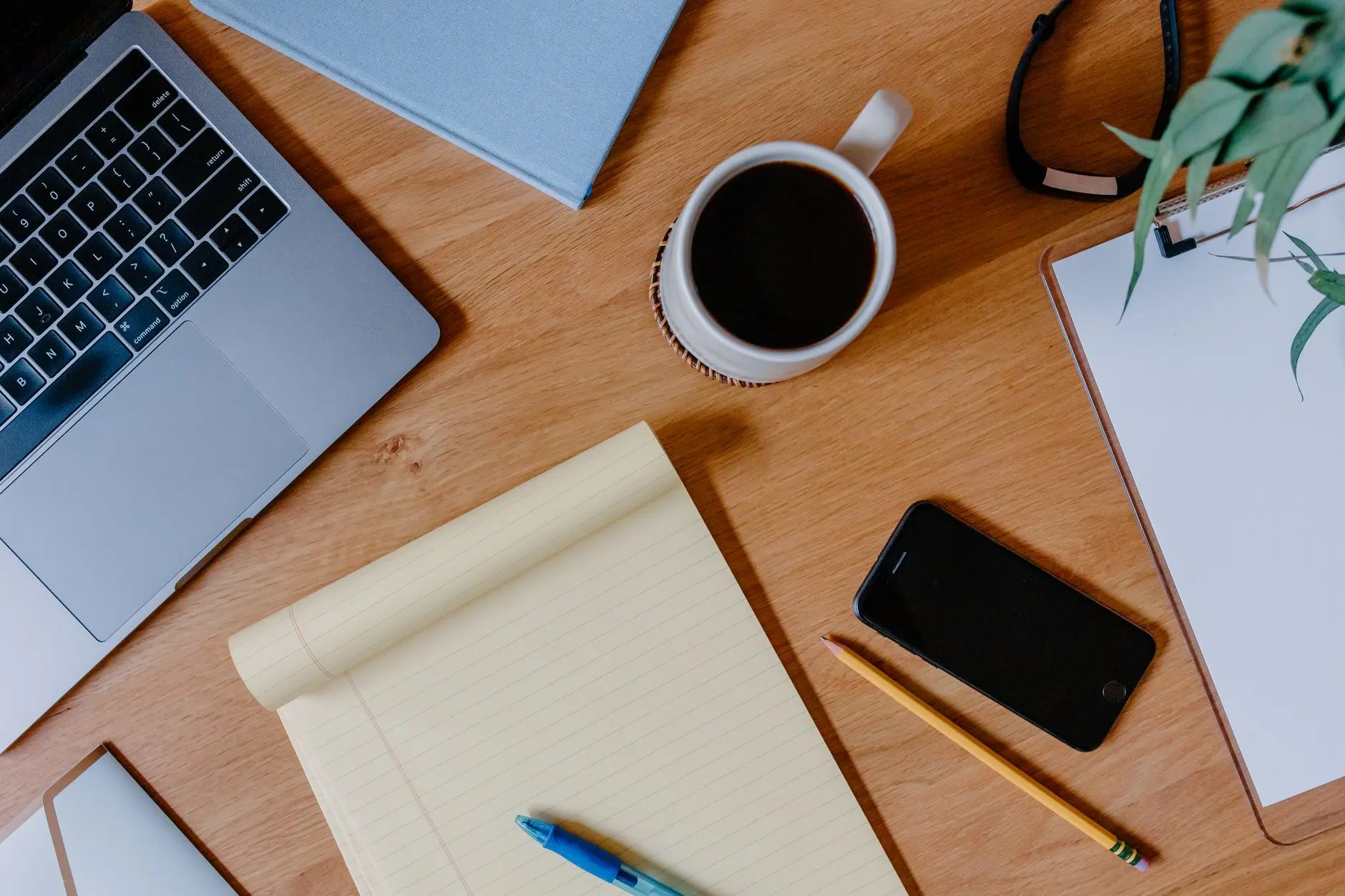 SEO checklist for website optimization prikazan na stolu sa laptopom i papirima