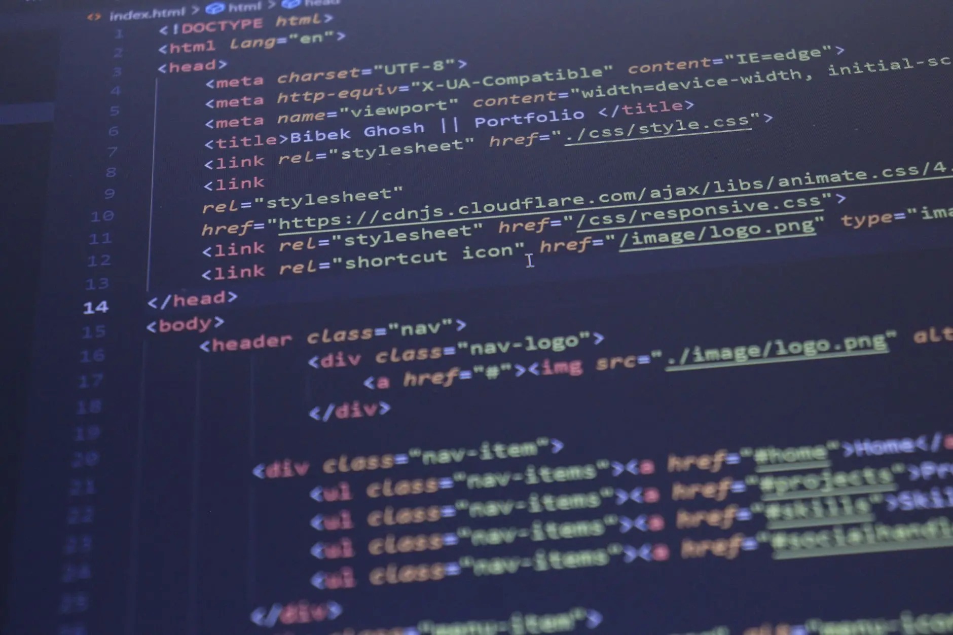 Laptop sa kodom sajta i SEO analitikom — on-page SEO vs technical SEO